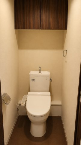 【トイレ】 | 【トイレ】吊戸棚収納付きのトイレです！清潔感を保てます◎