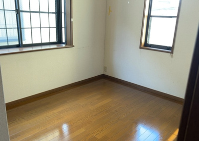 【洋室】 | 横山台中古戸建 | 洋室のメリットは重い家具が置きやすく、身の回りが整理しやすいことです。 床がフローリングのため畳とは異なり凹みにくいです。 クローゼットなど収納が豊富で、普段使わない旅行カバンや服の整頓も簡単にです。