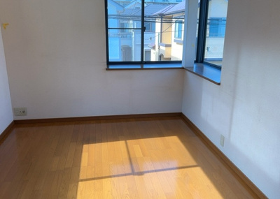 【寝室】 | 横山台中古戸建 | 寝室でゆっくりと過ごすためにはベッド周りの適度な空間を担保することや窓の位置、照明の明るさ、寝室の広さなどを考える必要があります。自身や家族の構成とライフスタイルに併せて寝室にする部屋を選びましょう！