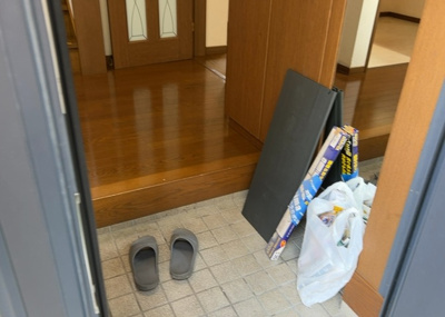 【玄関】 | 横山台中古戸建 | 玄関は家の顔でもあり、家族以外の目にも止まる場所です。玄関は外との間を仕切る扉、靴などをしまっておく収納スペース、靴脱ぎのたたきスペース、来客とのやり取りをするドアホンなど複数のアイテムからなります。