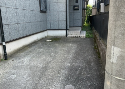 【駐車場】 | 横山台中古戸建 | 駐車場と明記されていても、最小スペースでつくられた駐車場だと大型車は駐車できなかったり、出入りしにくくなったりする可能性があります。お車のサイズと購入したい物件の駐車場のサイズを現地で確認しましょう。