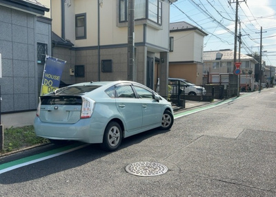 【前面道路含む現地写真】 | 横山台中古戸建 | 住宅用の土地では前面道路に2m以上接していなければならないと法律で定められています。しかし、お持ちの車のサイズやライフスタイルなどにより、2mでは利便が悪い場合もございますので、事前に確認しましょう。