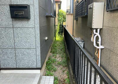 【設備】 | 横山台中古戸建 | 敷地内に散水栓や立水栓があると便利です。水道水を直接利用できるため、水を運ぶ手間を省くことが出来ます。大量の水を必要とする洗車作業や清掃などに役立ちます。その他設備とあわせて、現地でご確認ください。