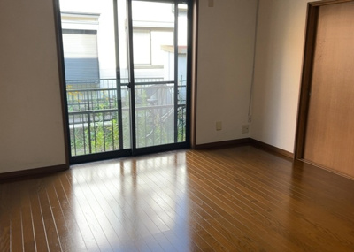 【居間・リビング】 | 横山台中古戸建 | L型アイランドタイプは、キッチンからダイニングにもリビングにも目が行き届くので、とても使いやすい配置です。L字型独立タイプは、キッチンを独立させてるためLDKというよりもLDといった様なイメージです。