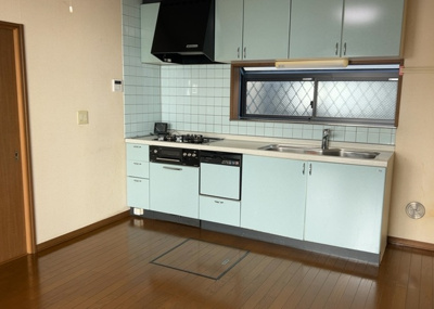 【キッチン】 | 横山台中古戸建 | DKの物件でも広く見せたい方は、ダイニングスペースを広く使えるように工夫しましょう。低めのダイニングソファを置くと、家具の圧迫感が減り、広く見せることができ、ダイニングをリビングのように使用できます！