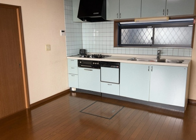 【キッチン】 | 横山台中古戸建 | ダイニングとキッチンの間を扉や壁などで仕切らず、一体化させた間取りです。キッチンカウンターがついている物件ならば、食事をキッチンカウンターで取ることで、ダイニングスペースをリビングとして使用できます。