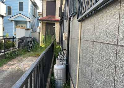【発電・温水設備】 | 横山台中古戸建 | 省エネ給湯器とは従来型の給湯器より熱効率が高く、少ない燃料でたくさんのお湯を沸かすことが出来る高効率な給湯器のことを指します。また、省エネ給湯器には種類があり、利便性や効果なども様々です。