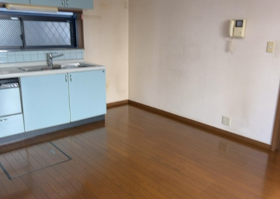 【居間・リビング】 | 横山台中古戸建 | 直線タイプはLとDKを一直線に並べた形で対面キッチンのタイプです。一般的なのでよく見かけるかもしれません。直線タイプに似た直接アイランドタイプは、キッチンとダイニングの間に壁がない分広く感じられます。