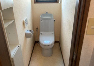 【トイレ】 | 横山台中古戸建 | トイレは大きさや形、機能、抗菌性などが異なる多種多彩なタイプが各メーカーから出ています。それぞれに良さがあるため、事前にどういったタイプのトイレがいいのかをご家庭内で決めて、内見に行くといいでしょう。