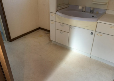 【脱衣所】 | 横山台中古戸建 | 多くの戸建て住宅で見かける洗面脱衣所は、洗面台と洗濯機が2畳ほどのスペースに並べられていて、洗面所が脱衣所を兼ね備えている間取りが一般的です。お客様が利用することもある、パブリックな空間でもあります。