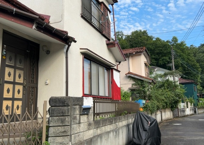 【外観】 | 青野原中古戸建 | 土地の形が極端に長細かったり、狭小地、あるいは道路との高低差がある傾斜地だった場合、後々売ろうとしても買い手がつかない場合もあります。後々、売却することになった時に価値の下がらない土地を選びましょう。