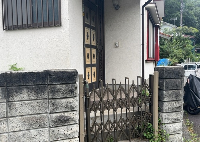 【外観】 | 青野原中古戸建 | 土地の形が極端に長細かったり、狭小地、あるいは道路との高低差がある傾斜地だった場合、後々売ろうとしても買い手がつかない場合もあります。後々、売却することになった時に価値の下がらない土地を選びましょう。