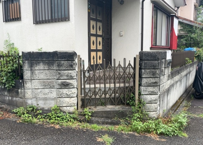 【外観】 | 青野原中古戸建 | 土地の前の道路に消火栓が設置されていることがあります。この場合、道路交通法第45条第1項により、駐車禁止の場所が指定されています。そのため、車庫などの駐車スペースをつくることができない場合があります。
