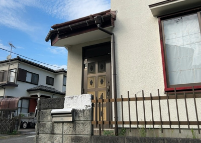 【外観】 | 青野原中古戸建 | 現地に行くなら、物件の周囲の地形がどうなっているかを見ることも大切です。周辺より低くなっている土地では、大雨などで水が集まりやすいため、地盤が弱くなっているということも考えられるため、注意が必要です。