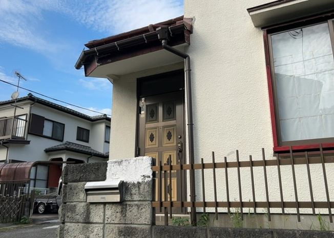 【外観】 | 青野原中古戸建 | 現地に行くなら、物件の周囲の地形がどうなっているかを見ることも大切です。周辺より低くなっている土地では、大雨などで水が集まりやすいため、地盤が弱くなっているということも考えられるため、注意が必要です。