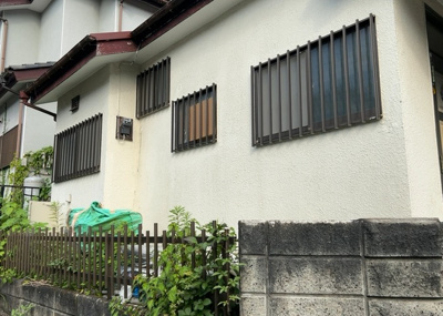 【外観】 | 青野原中古戸建 | 土地購入を検討されている場合、境界杭がない状態で購入してしまうと境界確定測量をする必要があり、費用がかかります。購入の前に、売主、隣土地所有者立ち合いのもと境界を確定し境界杭を設置するのがベストです。
