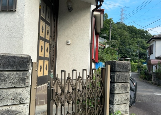 【外観】 | 青野原中古戸建 | 人が暮らすうえで日光は大切な要素となります。日当たりの良さは譲れないポイントですね。併せて近くに大きな建築物の建築予定がないか、あるいはそれが可能な土地が近くにないか事前に確認することもお勧めします。