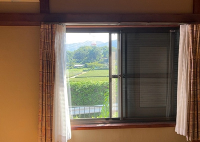 【洋室】 | 寸沢嵐中古戸建 | 洋室のメリットは重い家具が置きやすく、身の回りが整理しやすいことです。 床がフローリングのため畳とは異なり凹みにくいです。 クローゼットなど収納が豊富で、普段使わない旅行カバンや服の整頓も簡単にです。