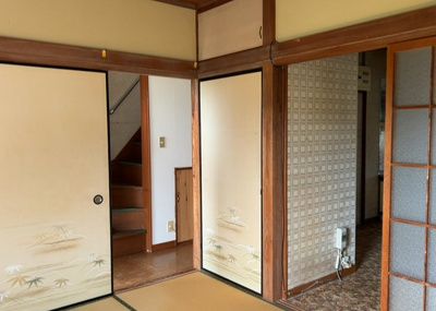 【寝室】 | 寸沢嵐中古戸建 | 寝室でゆっくりと過ごすためにはベッド周りの適度な空間を担保することや窓の位置、照明の明るさ、寝室の広さなどを考える必要があります。自身や家族の構成とライフスタイルに併せて寝室にする部屋を選びましょう！