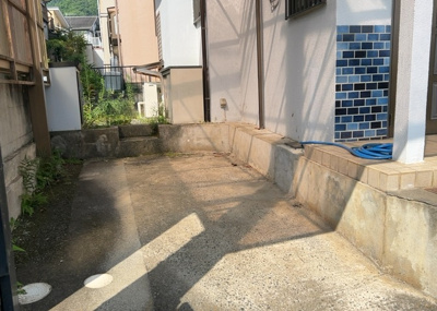【駐車場】 | 寸沢嵐中古戸建 | 駐車場と明記されていても、最小スペースでつくられた駐車場だと大型車は駐車できなかったり、出入りしにくくなったりする可能性があります。お車のサイズと購入したい物件の駐車場のサイズを現地で確認しましょう。
