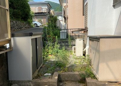 【庭】 | 寸沢嵐中古戸建 | 庭があることでガーデニングや家庭菜園はもちろん、こどもの遊び場やペットを放して遊ぶことができます。また、家の周囲に余裕があるということです。隣地との間があれば、十分な日当たりと、風通しが確保できます。