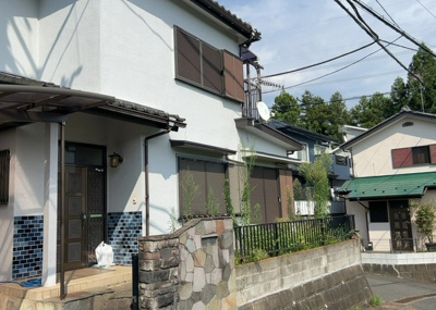 【前面道路含む現地写真】 | 寸沢嵐中古戸建 | 住宅用の土地では前面道路に2m以上接していなければならないと法律で定められています。しかし、お持ちの車のサイズやライフスタイルなどにより、2mでは利便が悪い場合もございますので、事前に確認しましょう。