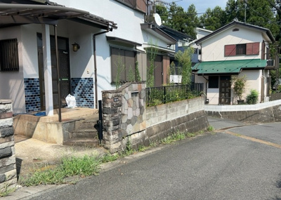 【前面道路含む現地写真】 | 寸沢嵐中古戸建 | お持ちの車種によっては前面道路が広い方が便利でしょう。しかし、前面道路が広ければその分交通量が多くなるため、騒音などが気になる場合があります。実際に現地を見学し、周辺交通量や騒音などを確認しましょう！