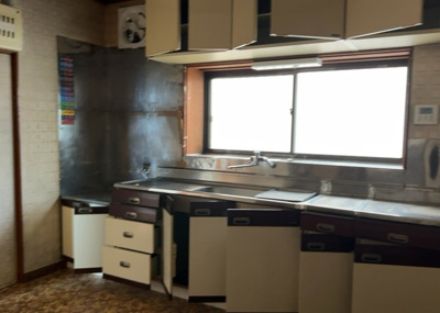 【居間・リビング】 | 寸沢嵐中古戸建 | L型アイランドタイプは、キッチンからダイニングにもリビングにも目が行き届くので、とても使いやすい配置です。L字型独立タイプは、キッチンを独立させてるためLDKというよりもLDといった様なイメージです。