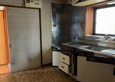 【キッチン】 | 寸沢嵐中古戸建 | DKの物件でも広く見せたい方は、ダイニングスペースを広く使えるように工夫しましょう。低めのダイニングソファを置くと、家具の圧迫感が減り、広く見せることができ、ダイニングをリビングのように使用できます！