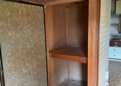 【収納】 | 寸沢嵐中古戸建 | ウォークインクローゼットがあれば、クローゼット内でコーディネートが完成できますし、季節の変わり目に行う衣替えの手間も省けます。また、スーツケースなど大きいものもしまうことができ使い勝手がよいです。
