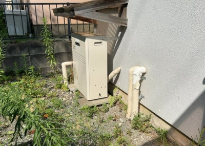 【発電・温水設備】 | 寸沢嵐中古戸建 | 省エネ給湯器とは従来型の給湯器より熱効率が高く、少ない燃料でたくさんのお湯を沸かすことが出来る高効率な給湯器のことを指します。また、省エネ給湯器には種類があり、利便性や効果なども様々です。