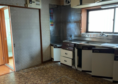 【居間・リビング】 | 寸沢嵐中古戸建 | 直線タイプはLとDKを一直線に並べた形で対面キッチンのタイプです。一般的なのでよく見かけるかもしれません。直線タイプに似た直接アイランドタイプは、キッチンとダイニングの間に壁がない分広く感じられます。