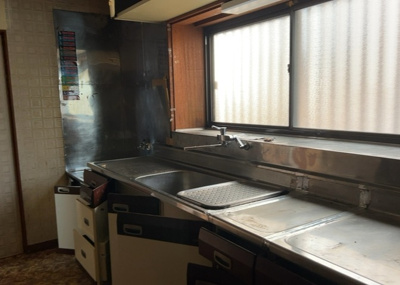 【キッチン】 | 寸沢嵐中古戸建 | 標準的なシステムキッチンの横幅は、165cm～300cm程度です。2100・2400・2550・2700などミリ単位で表記されます。普段どのように料理をするのかを想定しながら合ったサイズを選びましょう