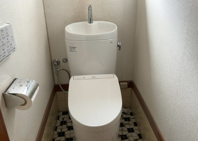 【トイレ】 | 寸沢嵐中古戸建 | トイレは大きさや形、機能、抗菌性などが異なる多種多彩なタイプが各メーカーから出ています。それぞれに良さがあるため、事前にどういったタイプのトイレがいいのかをご家庭内で決めて、内見に行くといいでしょう。