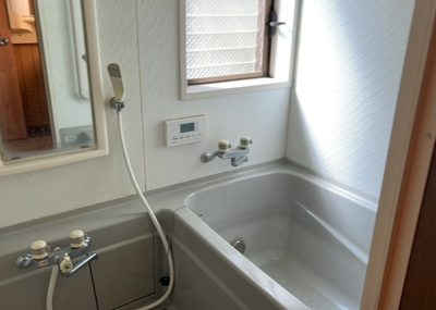 【浴室】 | 寸沢嵐中古戸建 | 入浴時の快適さも大事なことですが、綺麗な状態を維持できなければ気持ちよく入浴できません。毎日の掃除が楽という点は大事なポイントになります！カビが生えにくく掃除がしやすい、壁や浴槽を選ぶといいでしょう。