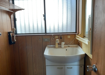 【独立洗面台】 | 寸沢嵐中古戸建 | 洗面化粧台では顔を洗ったり、身だしなみを整えることが本来の使い方ですが、用途によっては洗面化粧台に求められる機能が違ってくるため、ご自身や家族のライフスタイルに合ったものを選ぶことをおすすめ致します。
