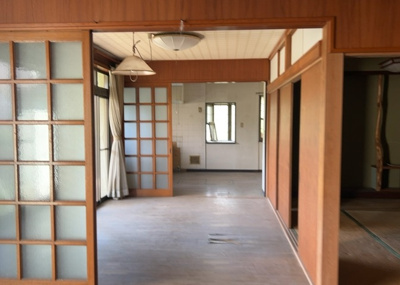 【居間・リビング】 | 又野中古戸建 | 直線タイプはLとDKを一直線に並べた形で対面キッチンのタイプです。一般的なのでよく見かけるかもしれません。直線タイプに似た直接アイランドタイプは、キッチンとダイニングの間に壁がない分広く感じられます。