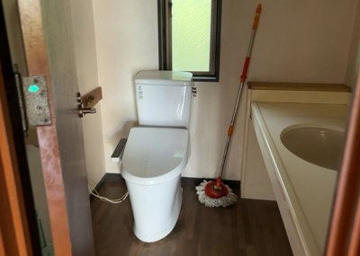 【トイレ】 | 又野中古戸建 | トイレは大きさや形、機能、抗菌性などが異なる多種多彩なタイプが各メーカーから出ています。それぞれに良さがあるため、事前にどういったタイプのトイレがいいのかをご家庭内で決めて、内見に行くといいでしょう。
