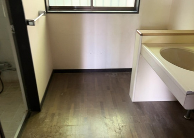 【脱衣所】 | 又野中古戸建 | 多くの戸建て住宅で見かける洗面脱衣所は、洗面台と洗濯機が2畳ほどのスペースに並べられていて、洗面所が脱衣所を兼ね備えている間取りが一般的です。お客様が利用することもある、パブリックな空間でもあります。