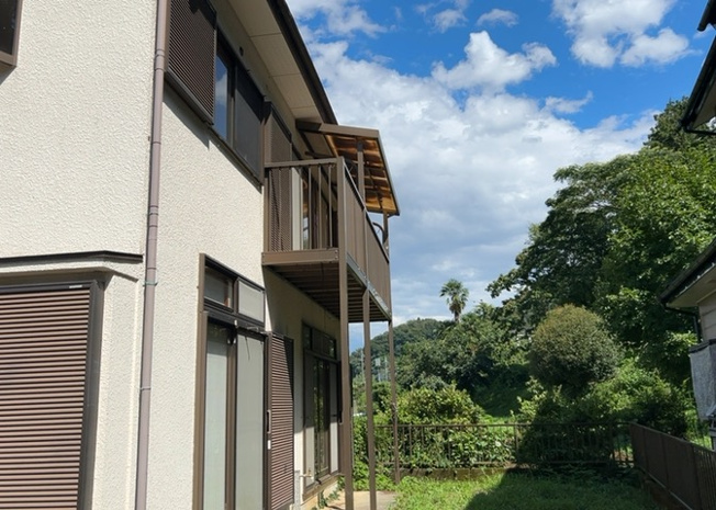 【バルコニー】 | 中野中古戸建 | バルコニーは、室外の専用スペースのうち、「屋根がなく開放された空間」であるものを指します。ベランダより広いタイプのものが多く、日当たりもよいため家庭菜園などを楽しみたい人にとって適した環境となります。