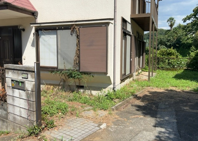 【構造・工法・仕様】 | 中野中古戸建 | 建物の基礎工事の方法は、主流となっているベタ基礎（防湿基礎）と布基礎の２種類に分類され、床下の通気性や耐久性などに違いがあります。建物の基礎部分の構造や付帯設備など詳細については現地でご確認ください。