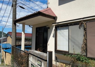 【内装】 | 中野中古戸建 | 玄関ポーチにおいて最も重視すべきと言っても良いのが広さです。適切な広さの玄関ポーチでないと外見的なバランスは崩れてしまいますし、何より使いにくくなってしまいますので、現地で実際に下見をしてみましょう！