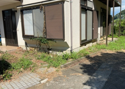 【冷暖房・空調設備】 | 中野中古戸建 | 床下換気口は、床下に湿気がこもることを防ぎ、効果的に換気を行うために設置されています。床下換気口が設置されていない建物は、基礎パッキング工法などにより換気を行なっています。詳細は現地でご確認ください。
