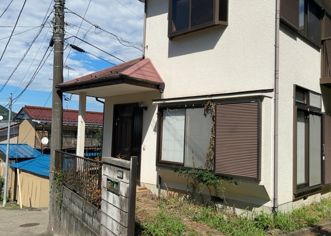 【外観】 | 中野中古戸建 | 隣家の土地はどうなっているのか、生活利便施設が近くにあるのか、学校まで近いかなど、お客様のライフスタイルにあわせたイメージが重要です。また、近くにあると困る施設が近くにないかも確認するといいでしょう。