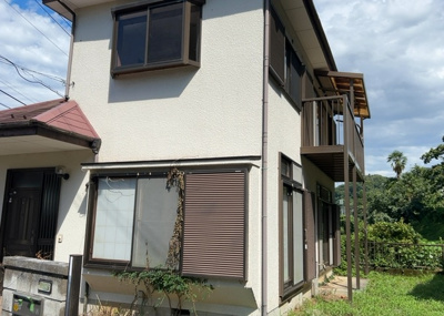 【外観】 | 中野中古戸建 | 現地に行くなら、物件の周囲の地形がどうなっているかを見ることも大切です。周辺より低くなっている土地では、大雨などで水が集まりやすいため、地盤が弱くなっているということも考えられるため、注意が必要です。