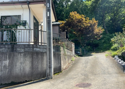 【前面道路含む現地写真】 | 中野中古戸建 | 南側道路の場合は長い時間光を入れ込むことができるため、庭やリビングを道路側に持ってくることが多く土地価格も高い傾向にあります。一方北側道路だとリビングや庭が南側になりプライバシーを守ることができます。