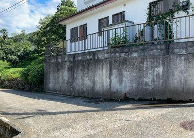 【前面道路含む現地写真】 | 中野中古戸建 | 東側道路の場合は居室を南向きに設計しやすいため、朝日が入りやすいというメリットがあります。一方、西側道路も東側同様に居室を南向きに設計しやすいのですが、住宅地だと朝日が入りにくいという弱点があります。