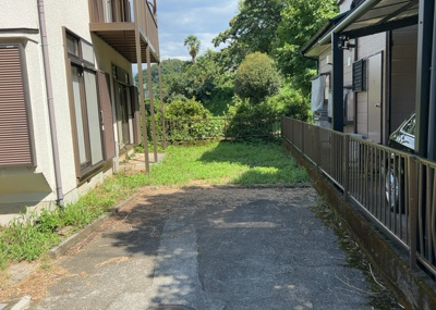 【庭】 | 中野中古戸建 | 庭のある家に住むことのメリットとして、子どもたちの遊び場を確保できること、ガーデニングや家庭菜園を楽しめること、明るさを確保できることがあります。また、配置を工夫することでプライバシーが確保できます。