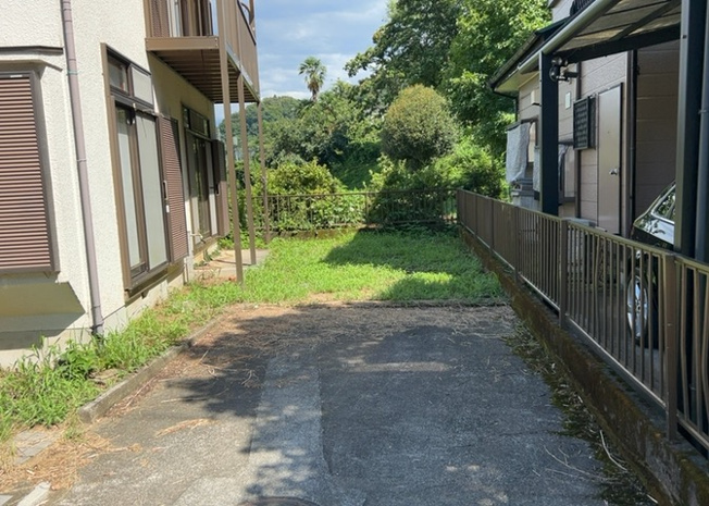 【庭】 | 中野中古戸建 | 庭のある家に住むことのメリットとして、子どもたちの遊び場を確保できること、ガーデニングや家庭菜園を楽しめること、明るさを確保できることがあります。また、配置を工夫することでプライバシーが確保できます。