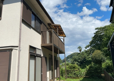 【バルコニー】 | 中野中古戸建 | バルコニーは、建物内から室外へ楽に出入りできる便利なスペースです。また、バルコニーには手すりを付けることが義務付けられており、手すりの高さは110cm以上で施工することが建築基準法で定められています。